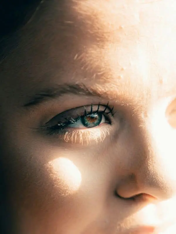 Lentilles de contact yeux d'un femme
